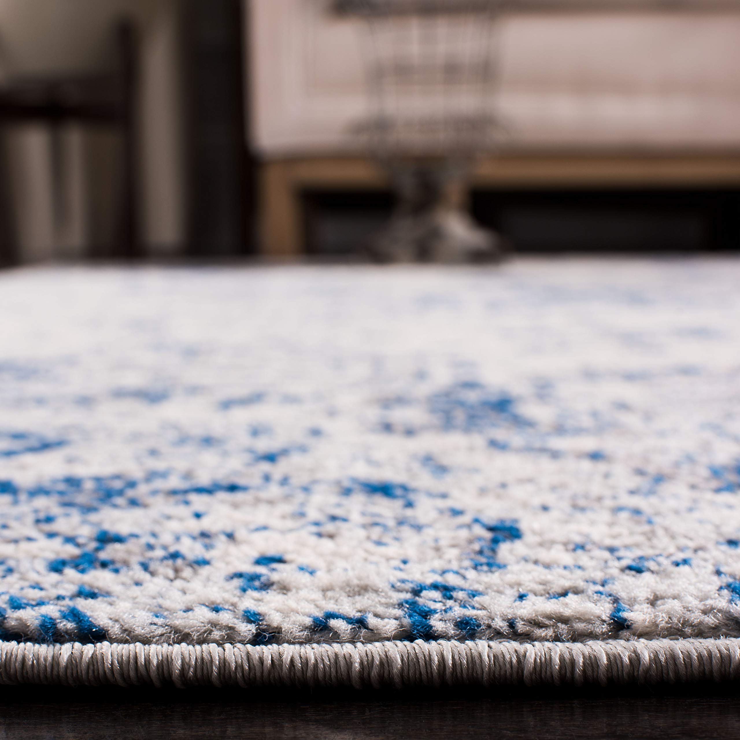 SAFAVIEH Madison Collection Area Rug - 12 Round, White & Royal Blue, Boho Chic Distressed Design, Non-Shedding & Easy Care, Ide