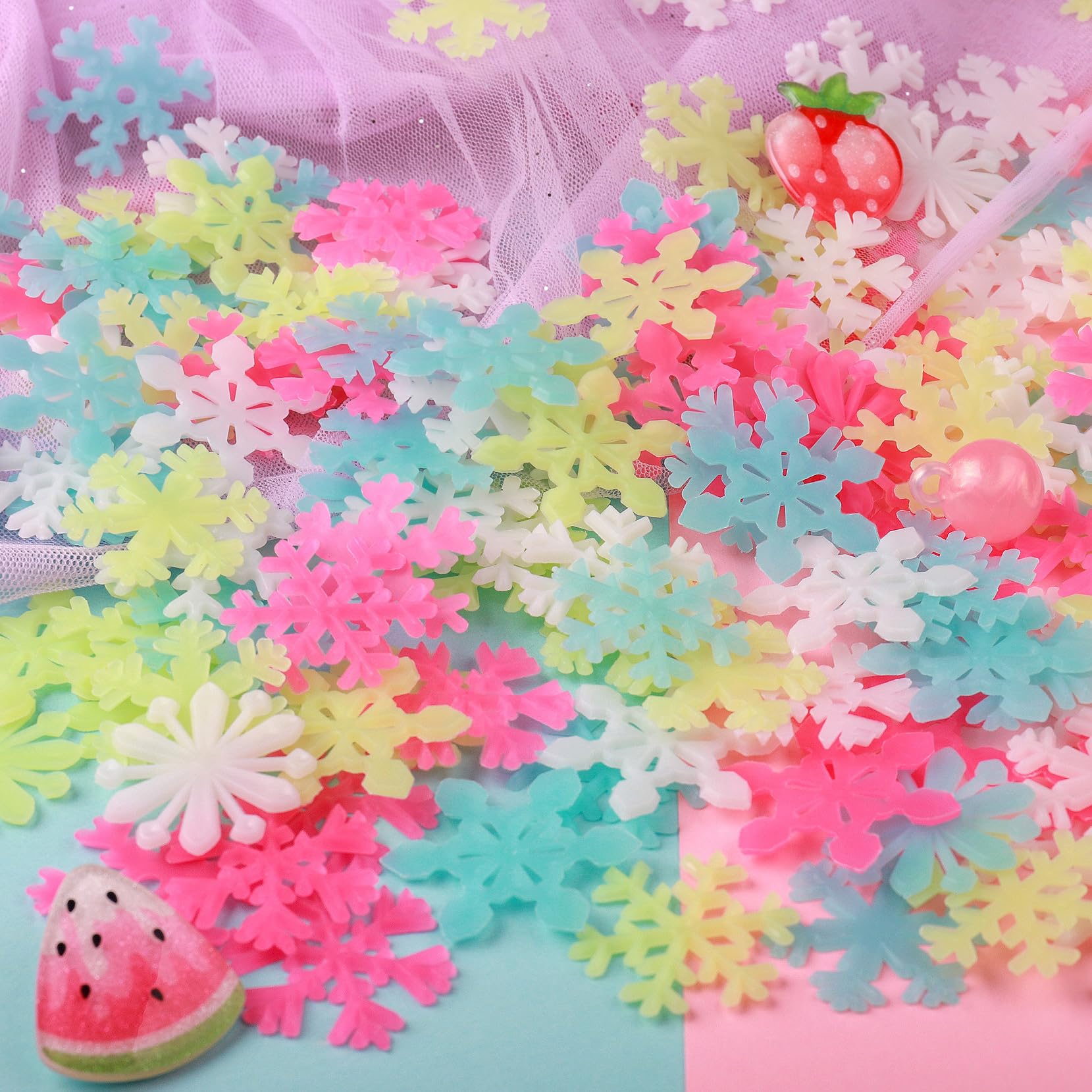 100Pcs Removable Colorful Glow In The Dark Snowflake Wall Decor Fluorescent Noctilucent Plastic Glowing Snowflakes Wall Stickers