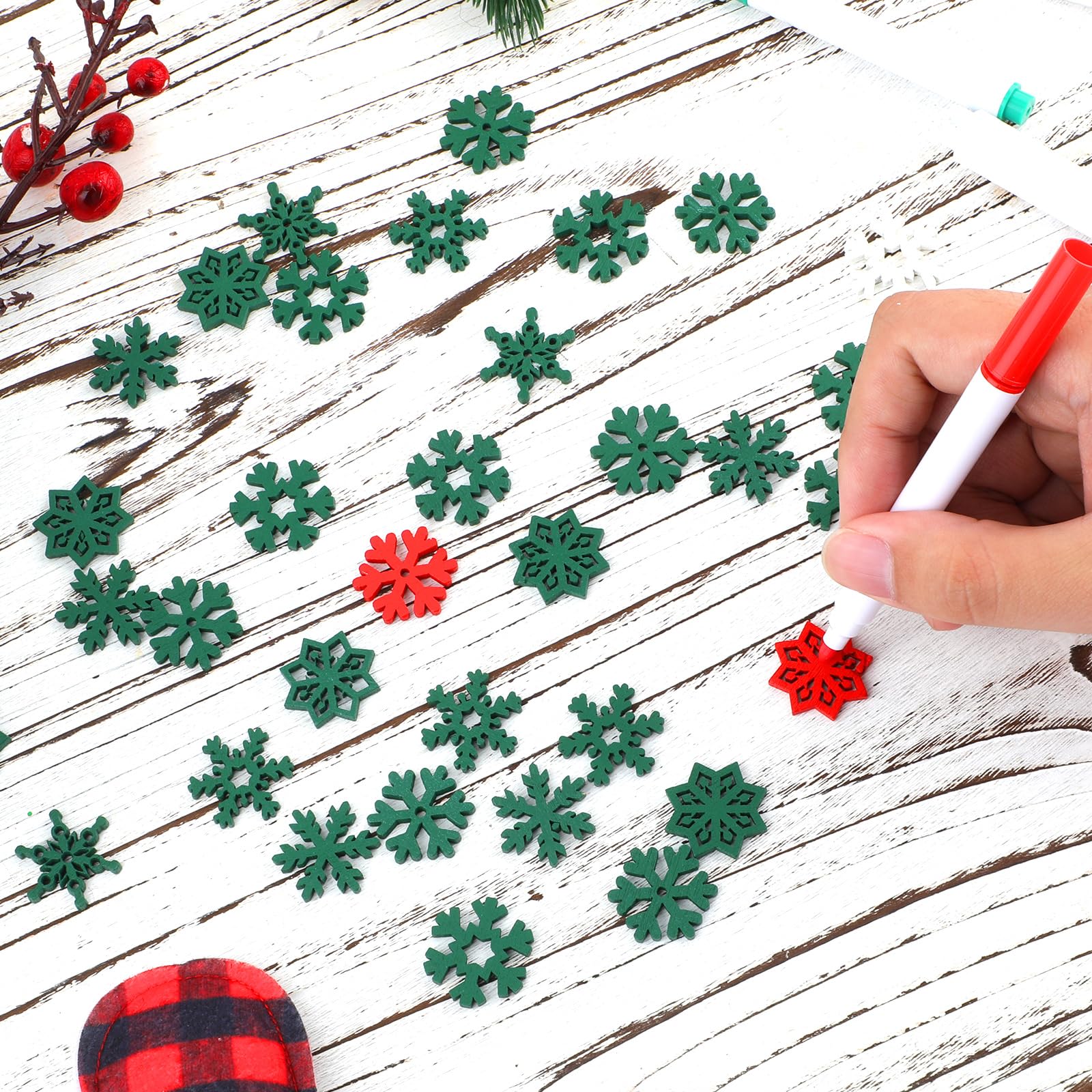 100pcs Mini Snowflake Ornaments, 0.9in Tiny Wooden Snowflakes Christmas Snowflake Decorations Snow Shaped Decors for DIY Craft X