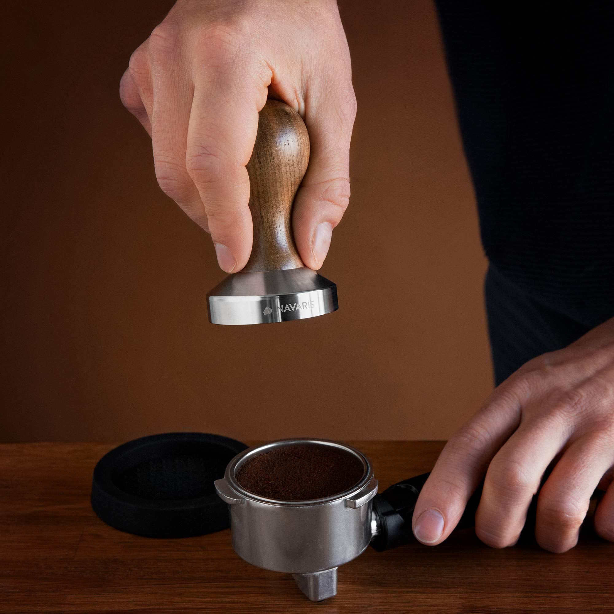 Navaris Coffee Tamper - Handheld Stainless Steel Espresso Press With Walnut Handle For Coffee Grounds - 2 Inch (51 Mm) Coffee Gr