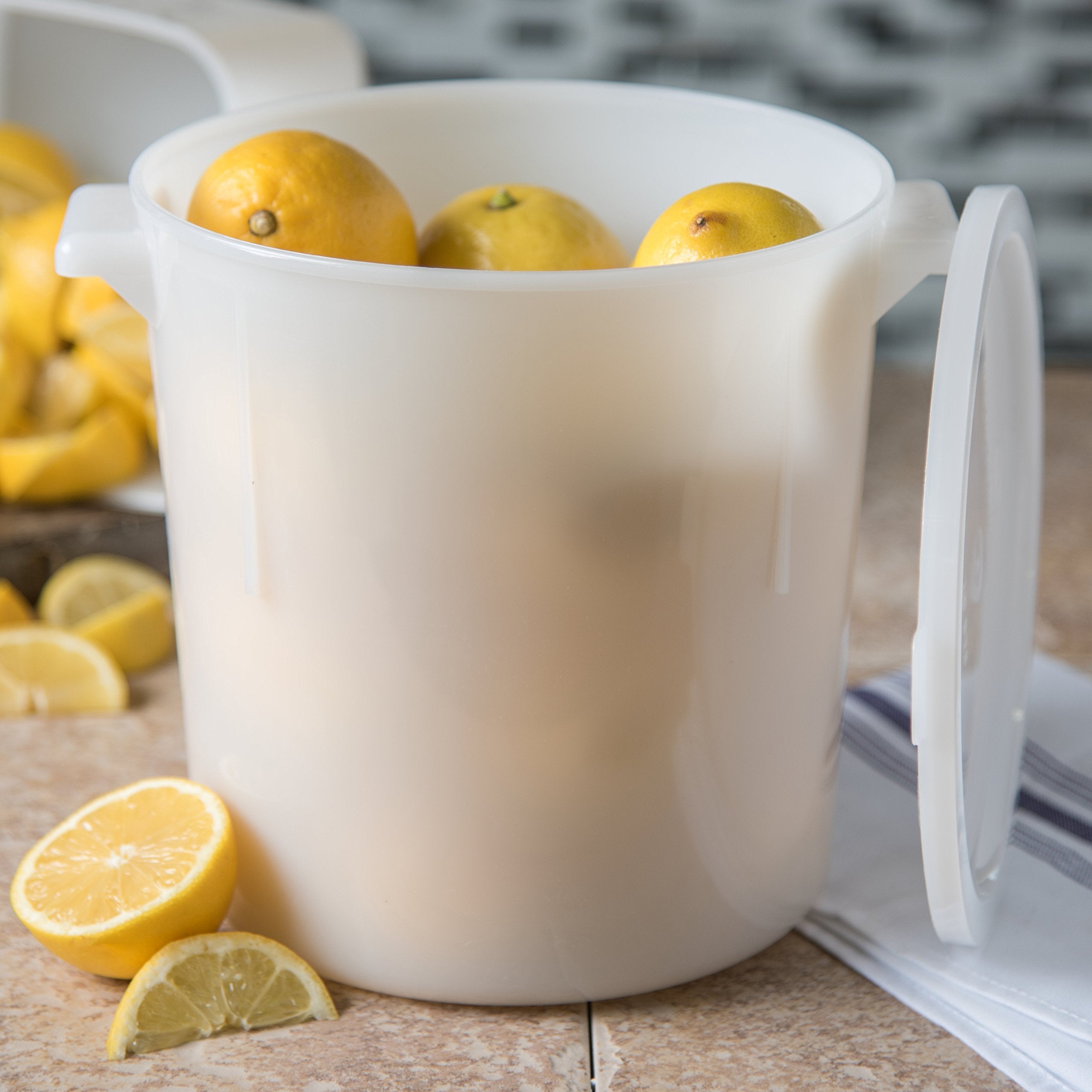 Carlisle Foodservice Products Bain Marie Round Food Storage Container For Kitchens, Restaurants, Catering, Plastic, 6 Quarts, Wh