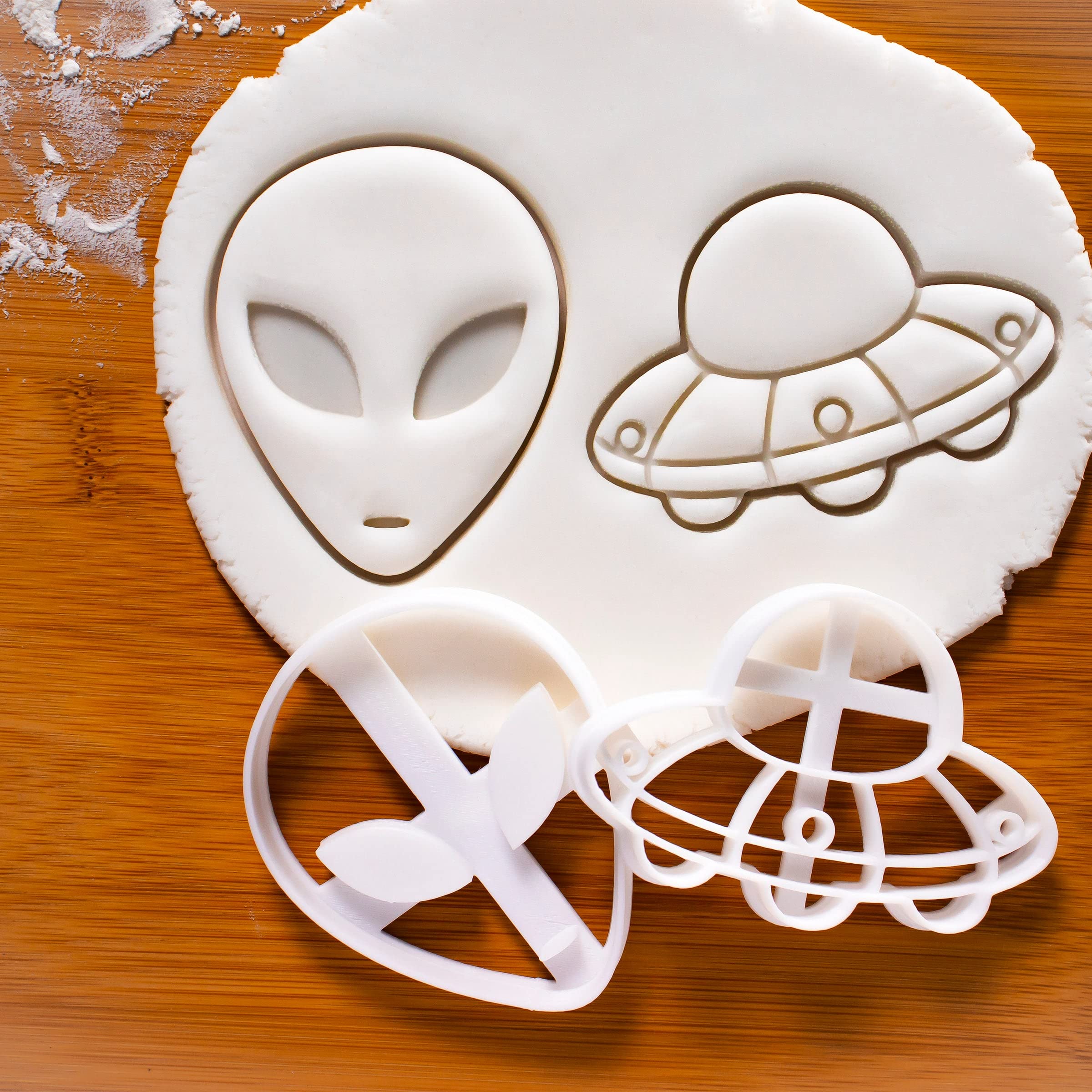 Set Of 2 Alien Themed Cookie Cutteres (Designs: Ufo And Alien), 2 Pieces - Bakerlogy