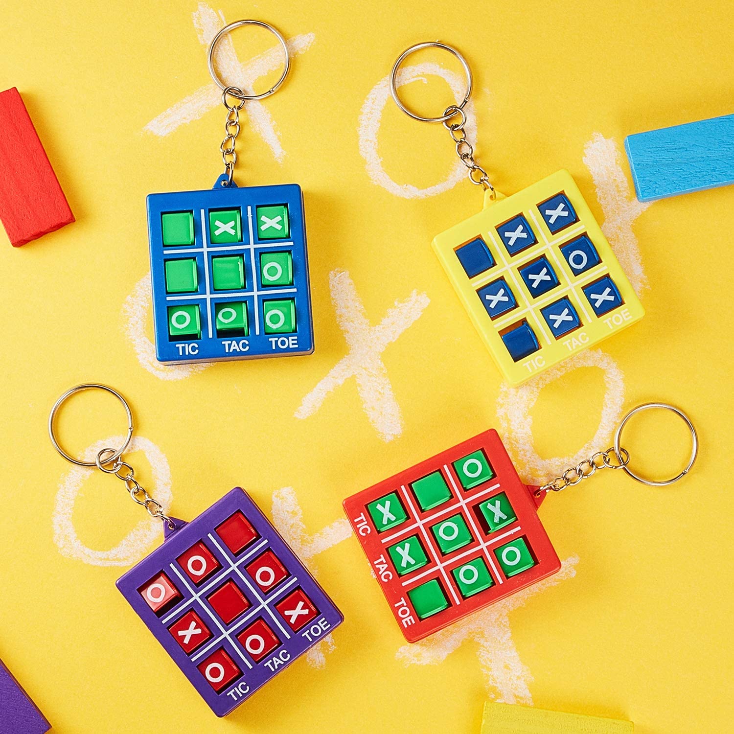 Hicarer Valentines Tic Tac Toe Keychain For Kids Ages 8-12 Party Favors Plastic Keyholders Game For Goodie Bags Mini Backpack Bi