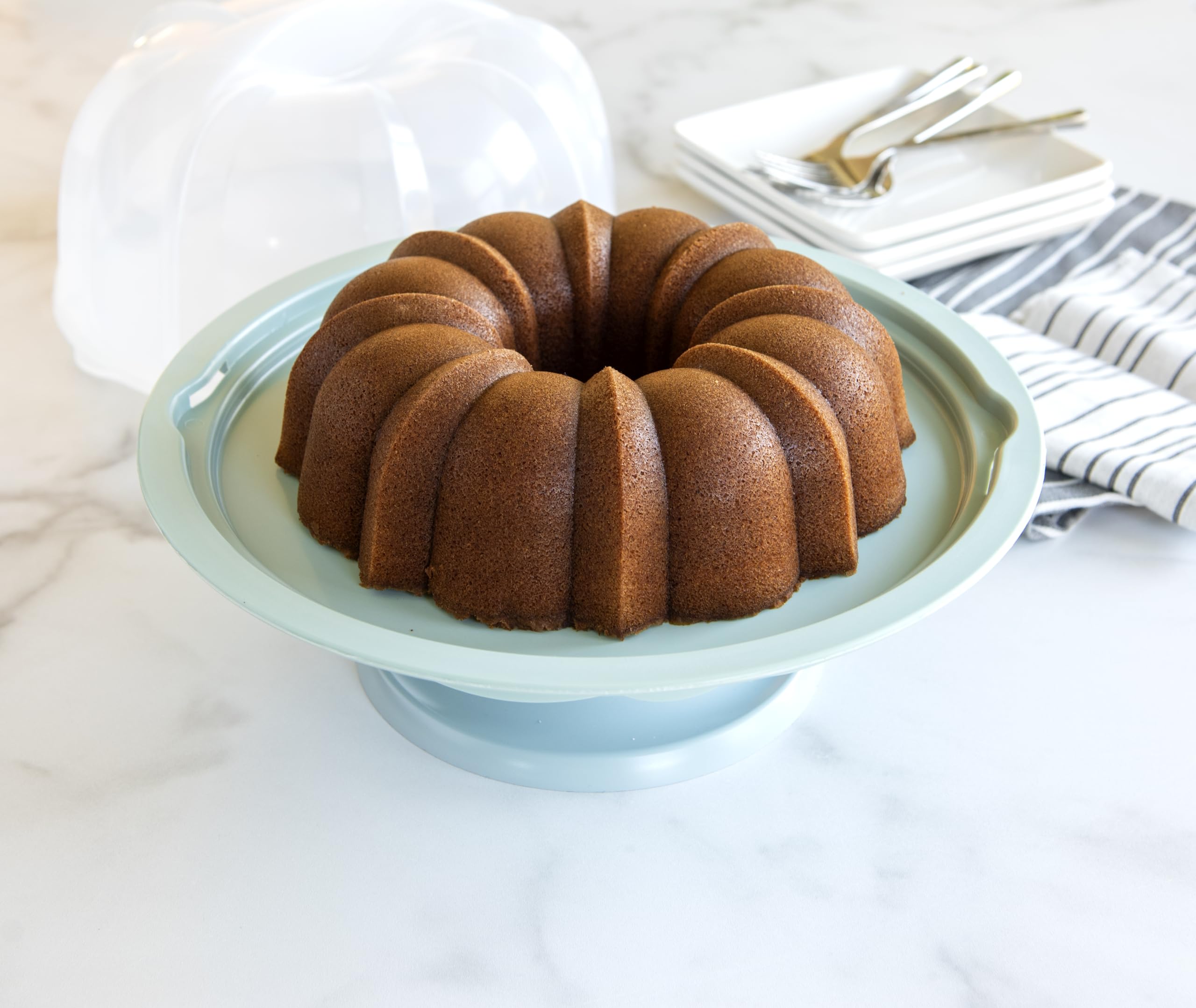 Nordic Ware Dome, Clear Baker'S Basics Bundt Cake Stand With Locking Lid