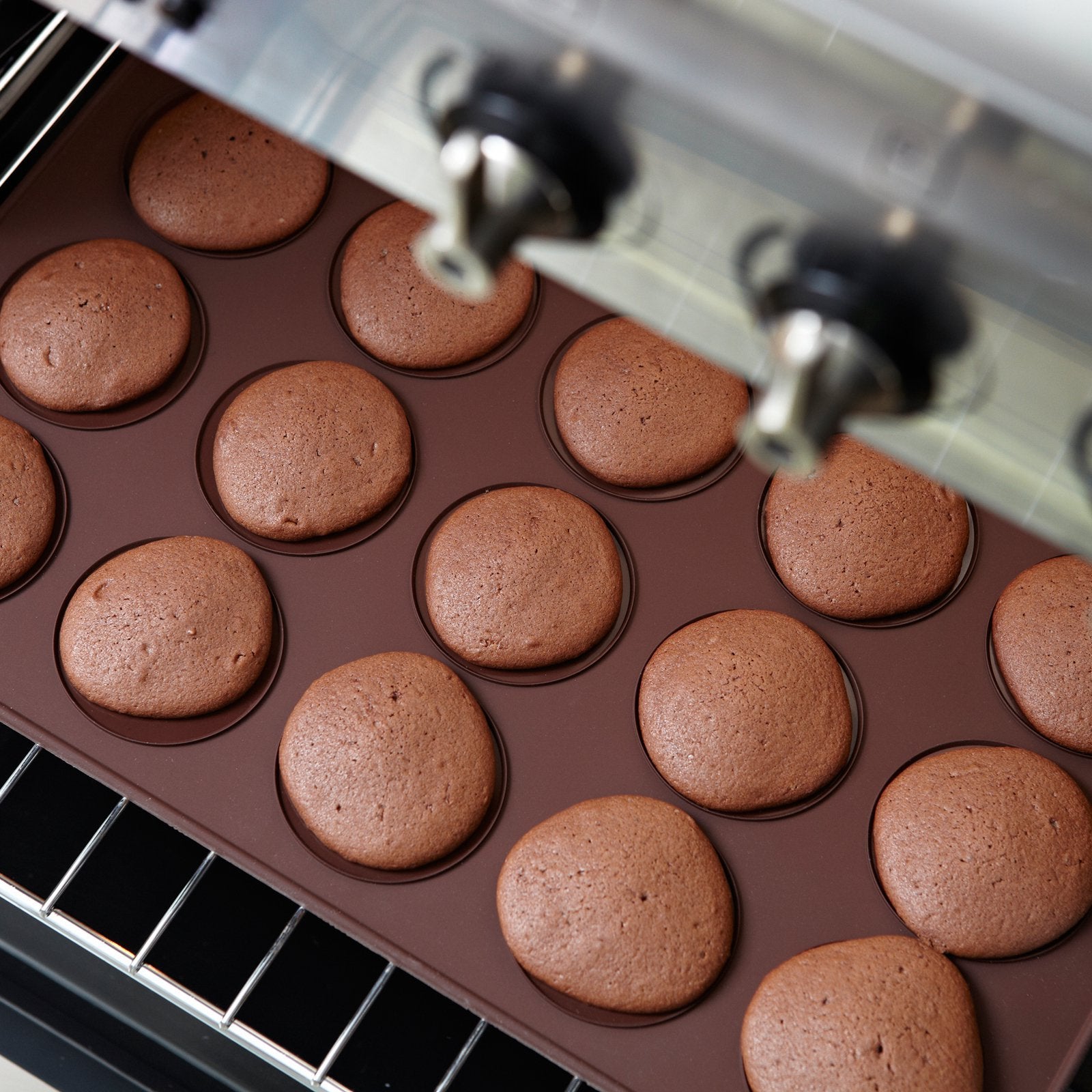 Lekue Macaron Kit - Decomax Pen & Baking Sheet, 2 Pieces, Brown Silicone, Model 3000001SURM017