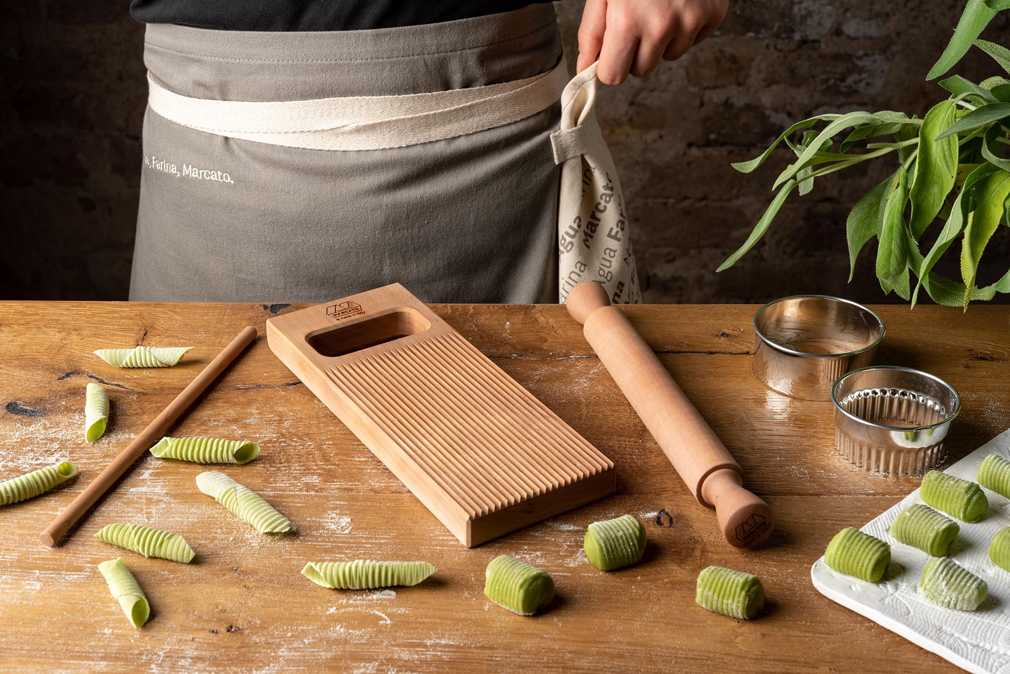 MARCATO Gnocchi Kit - 7-Piece Wooden Set with Board, Rolling Pin, Apron, and Cookbook - MCBPGNORET