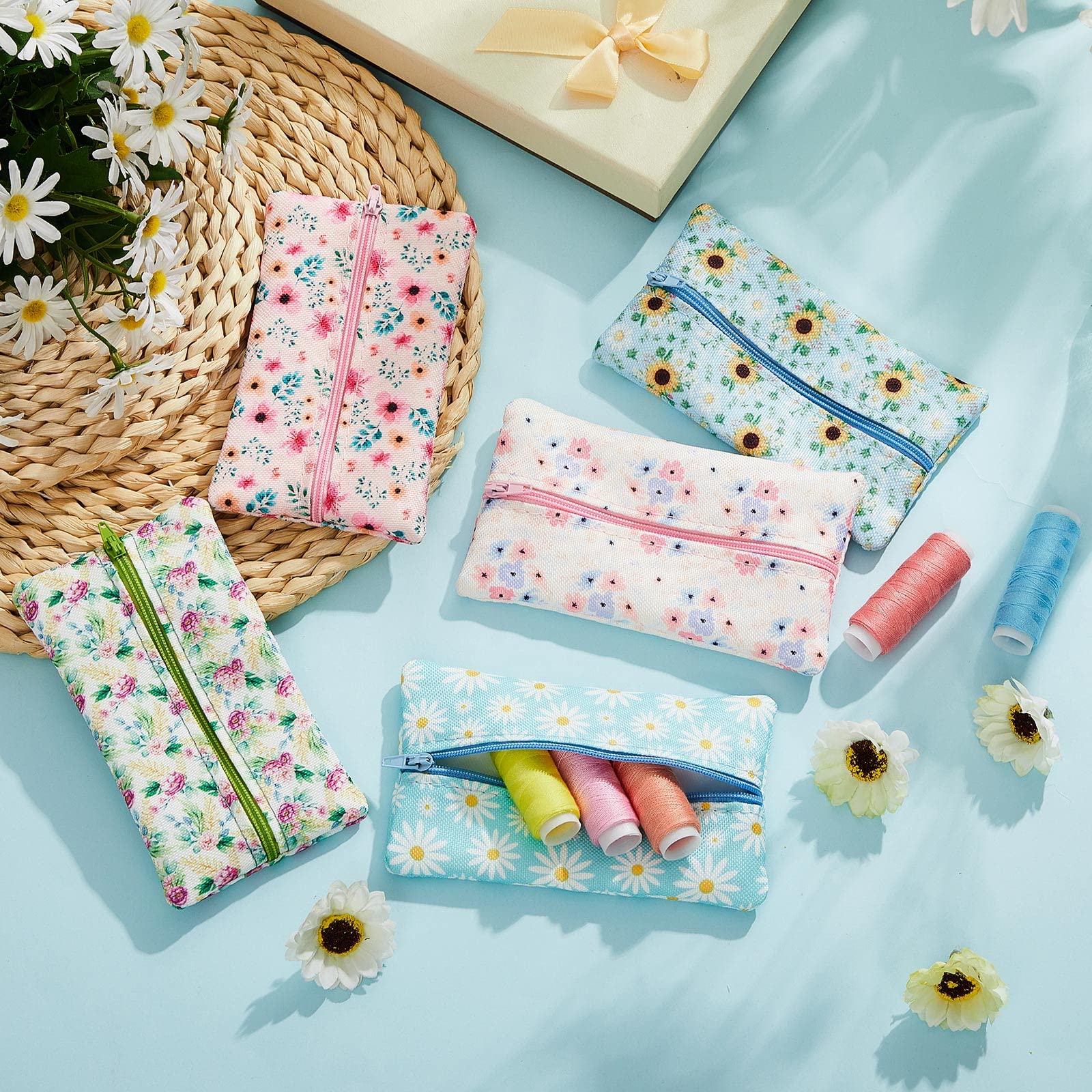 5 Pieces Tissues Purse Pocket Tissue Holder Reusable Travel Tissue Pouch Fabric Zipper Enclosed Small Size Daisy Pattern Tissue Holder for Purse Coins for Summer  5.25 x 3 Inches (Summer Flower)