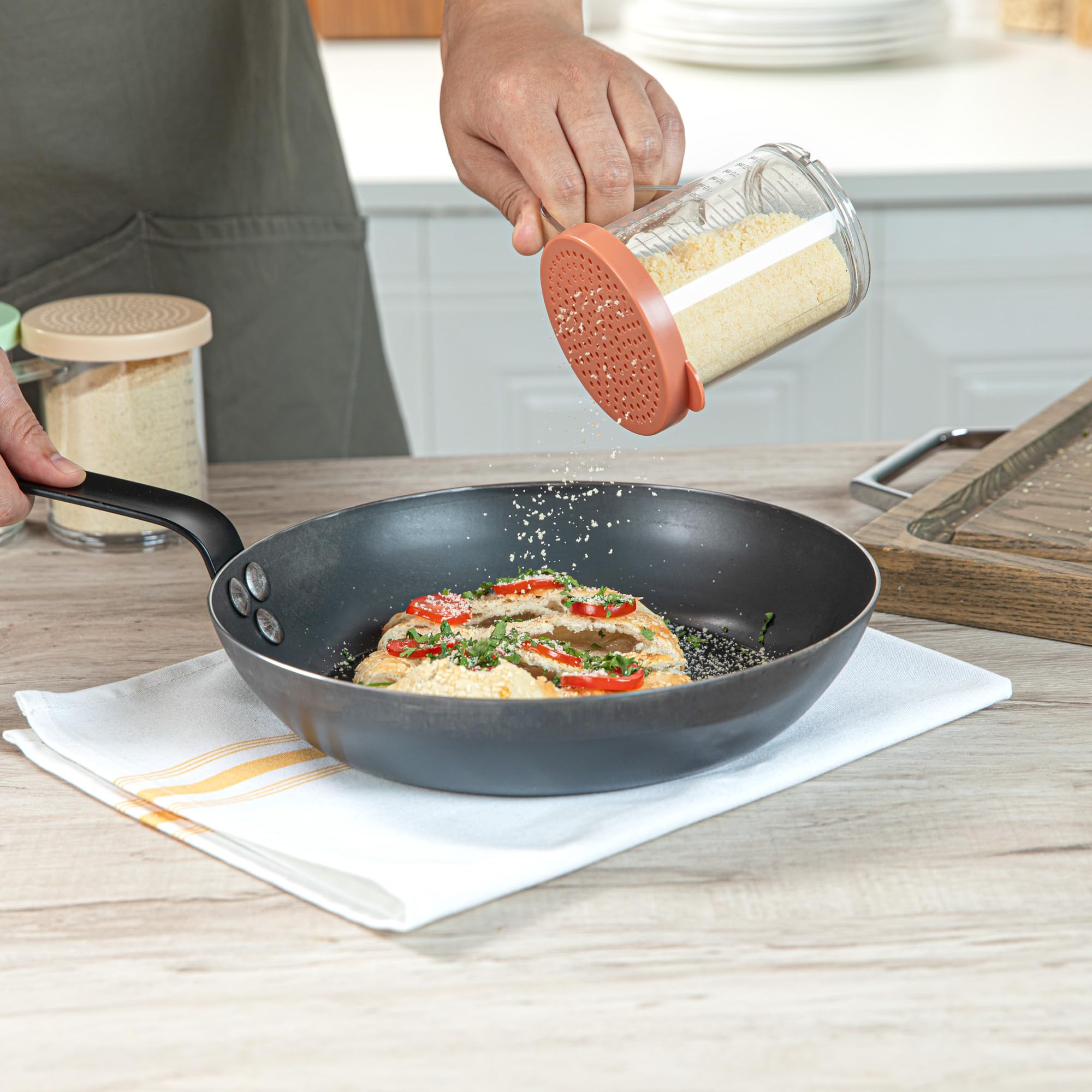 Restaurantware Rw Base 10 Ounce Clear Plastic Dredge Spice Shaker 1 Reusable Dry Rub Shaker - Includes Rose Perforated Lid With