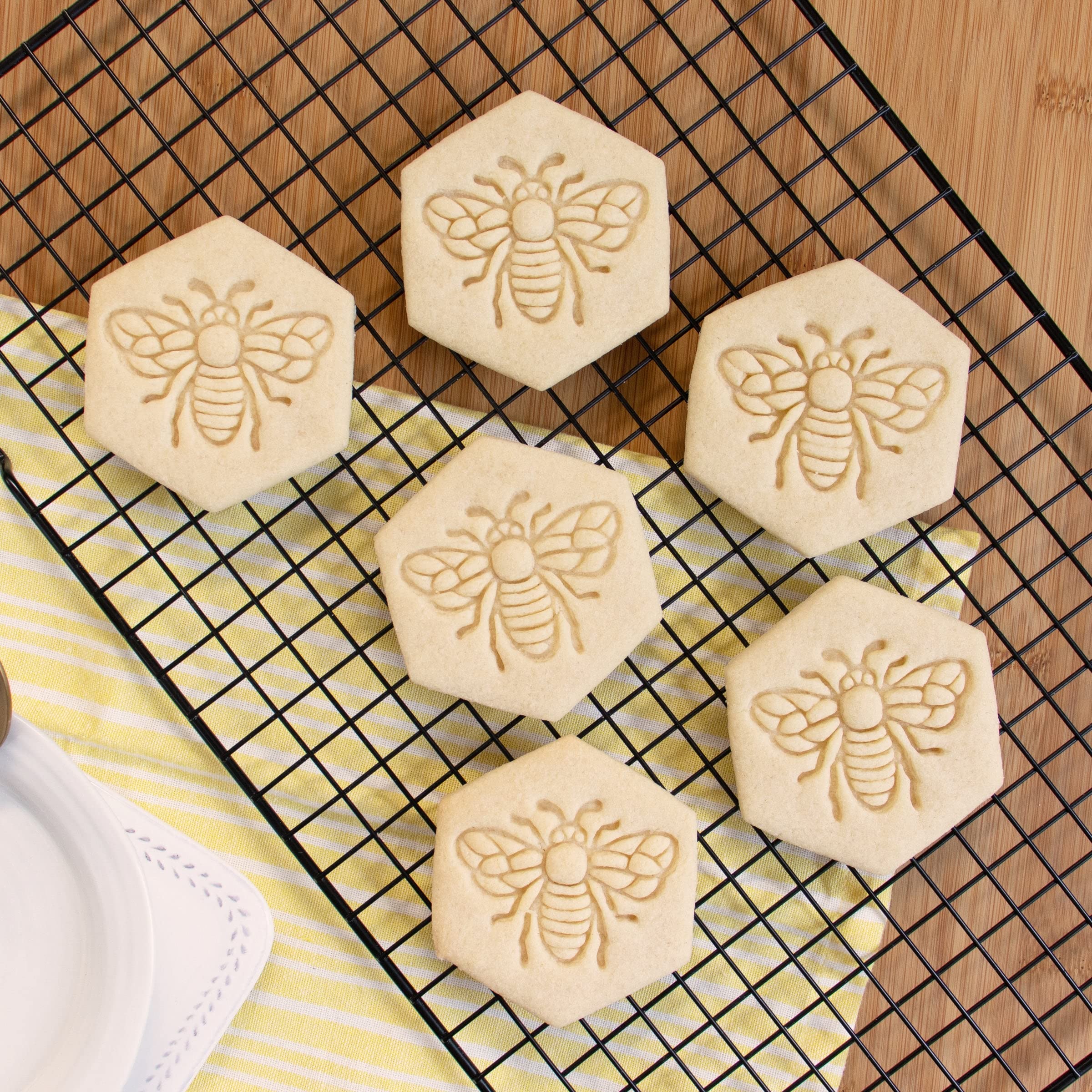 Realistic Bee Cookie Cutter, 1 Piece - Bakerlogy