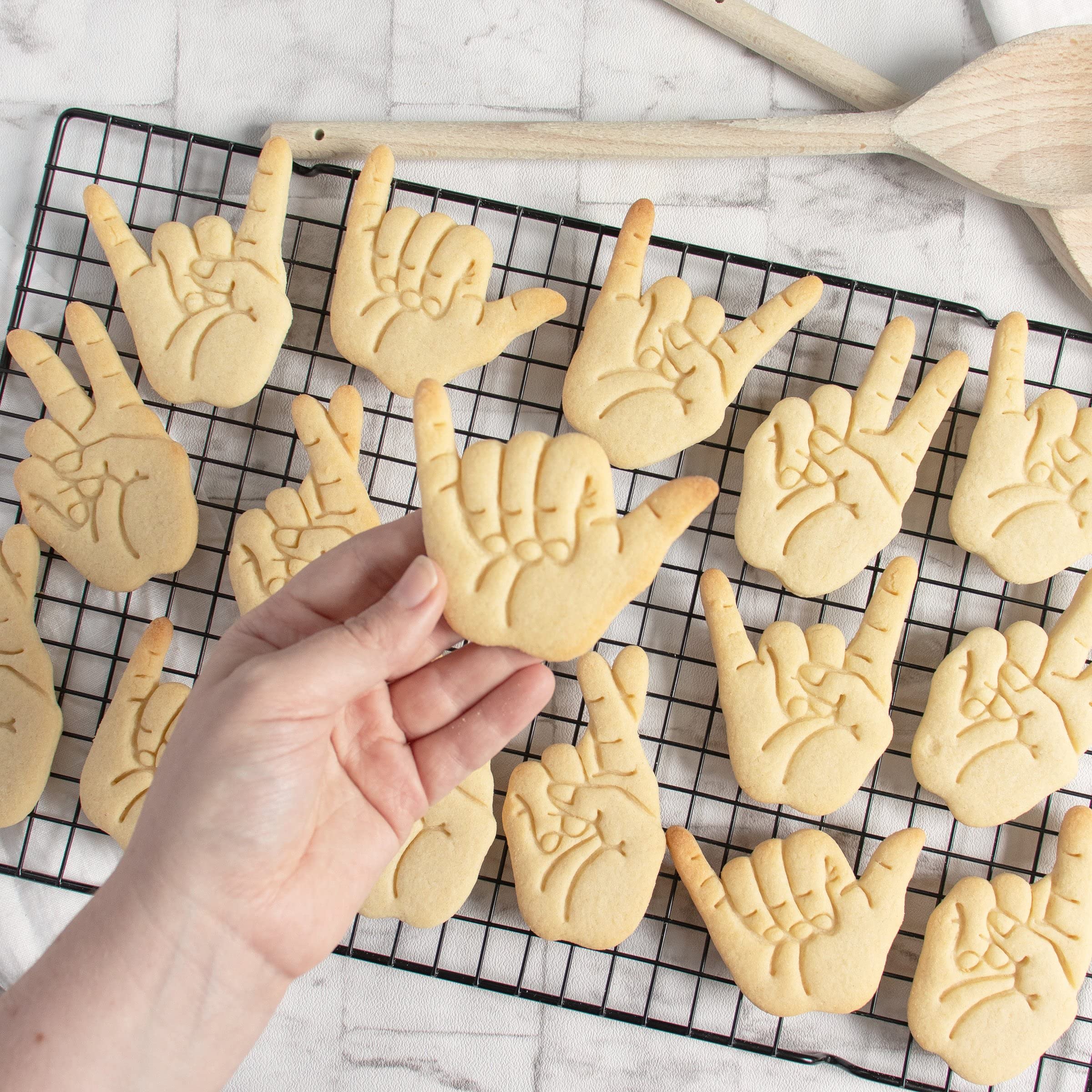 Shaka Hand Sign Cookie Cutter, 1 Piece - Bakerlogy