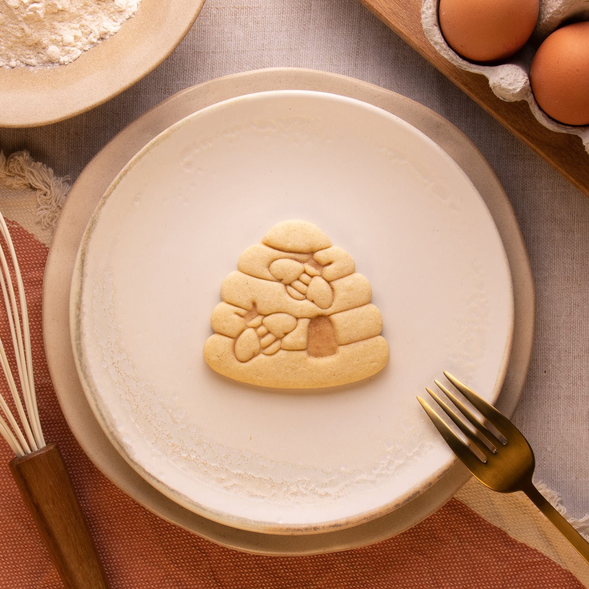 Bee Hive With Bees Cookie Cutter, 1 Piece - Bakerlogy