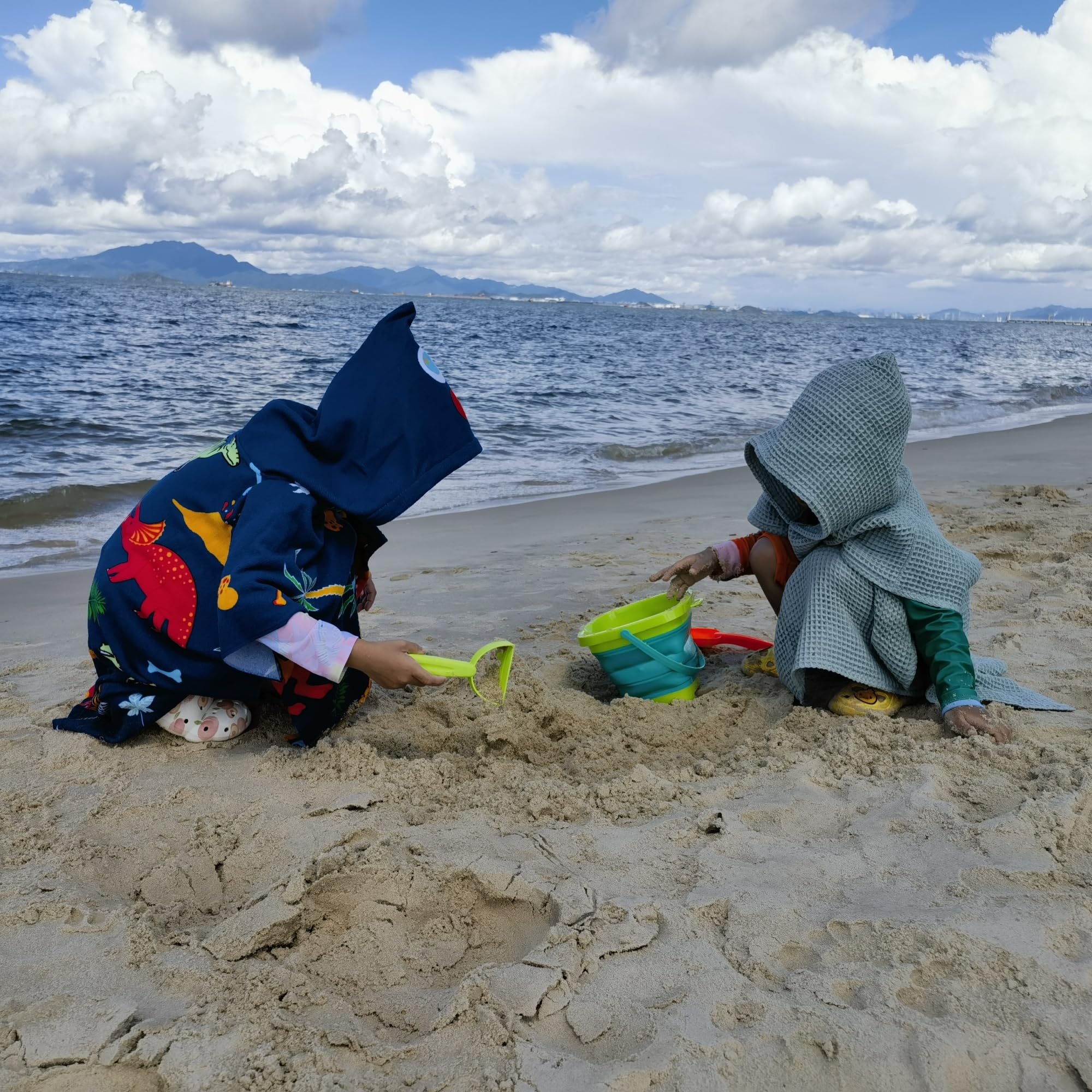 Athaelay Soft Swim Cover-Ups For 3 To 10 Years Old Kids Hooded Bath Beach Poncho Towels With Drawstring Bag (Dinos, Fits 3-10 Ye