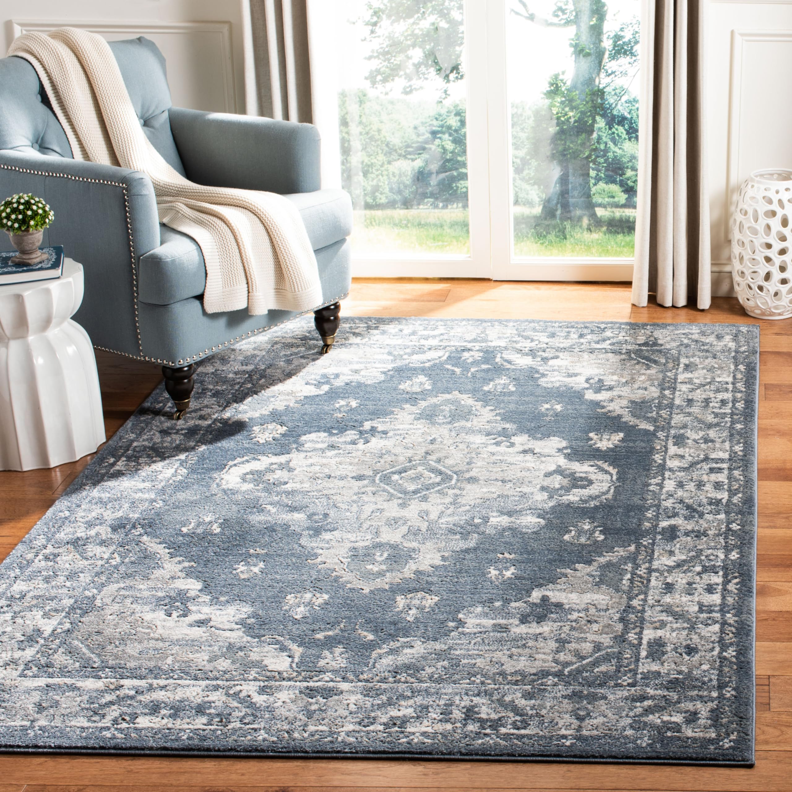 SAFAVIEH Oregon Collection Area Rug - 53 x 7, Blue & Creme, Oriental Distressed Design, Non-Shedding & Easy Care, Ideal for Hi