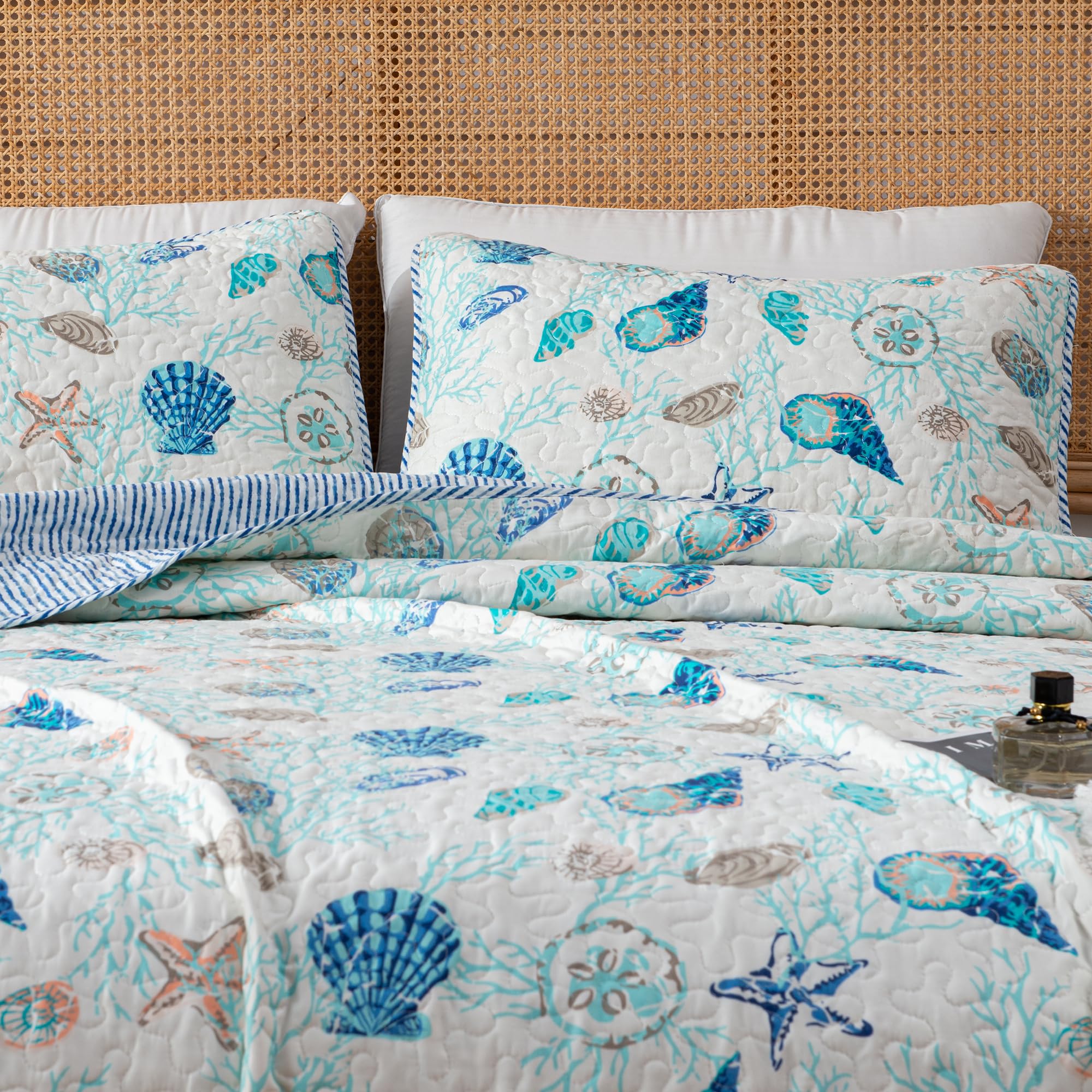 Great Bay Home 3-Piece King Reversible Lightweight Coastal Quilt Comforter With 2 Shams  All-Season, Modern, Beach Bedspreads  B