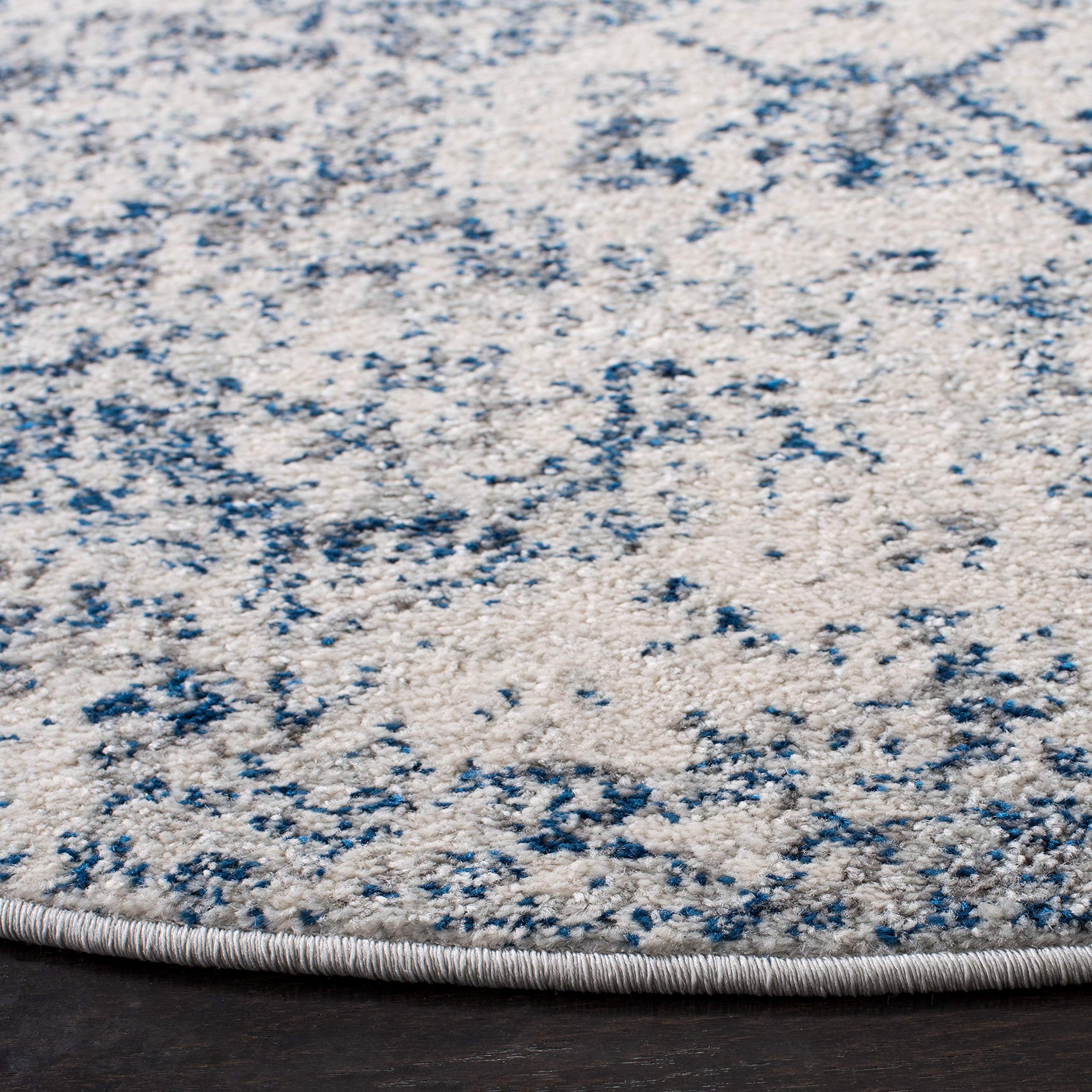 SAFAVIEH Madison Collection Area Rug - 12 Round, White & Royal Blue, Boho Chic Distressed Design, Non-Shedding & Easy Care, Ide