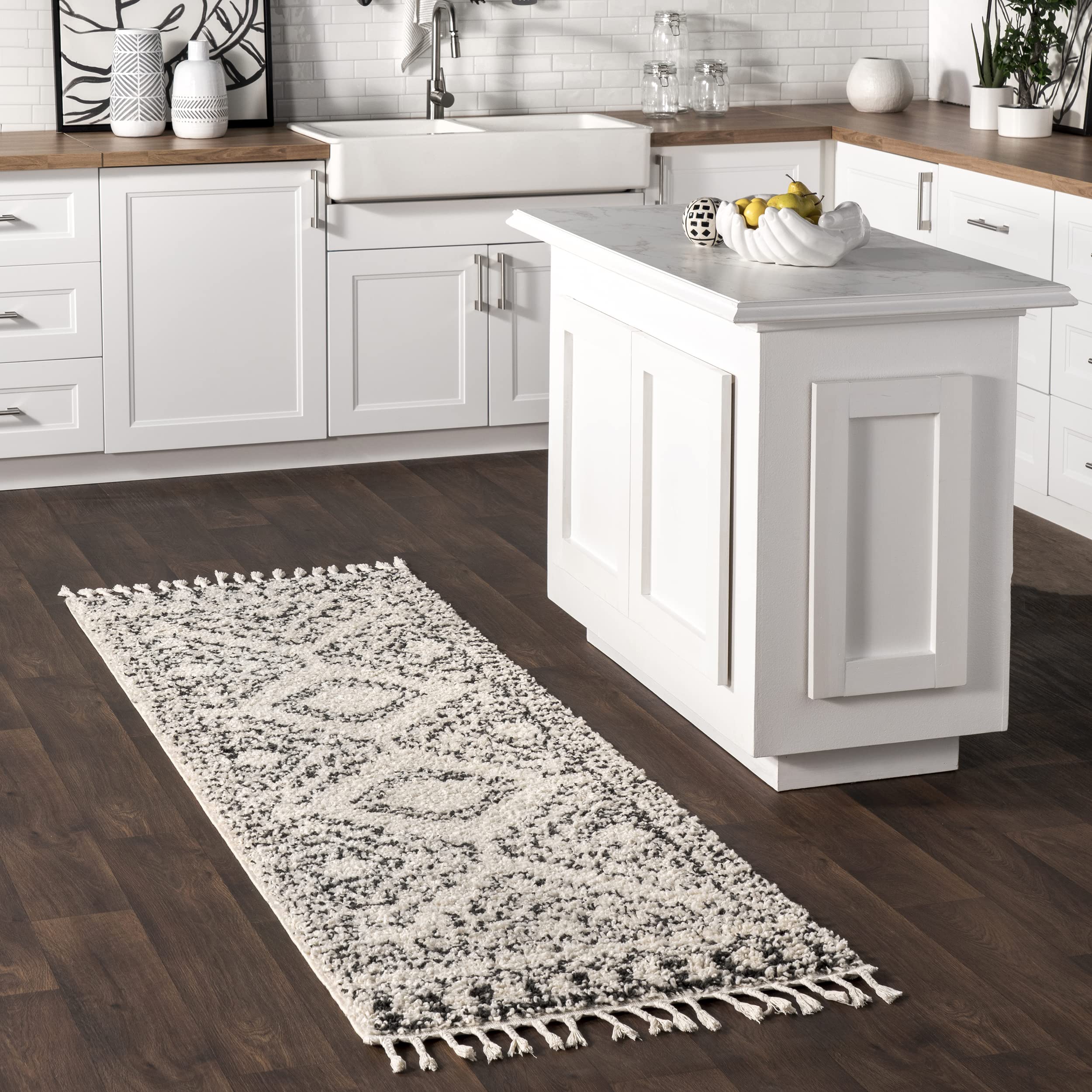 nuLOOM Vasiliki Moroccan Shag Tasseled Runner Rug, 2 6 x 10, Off-white, Rectangular, 1.2 Thick