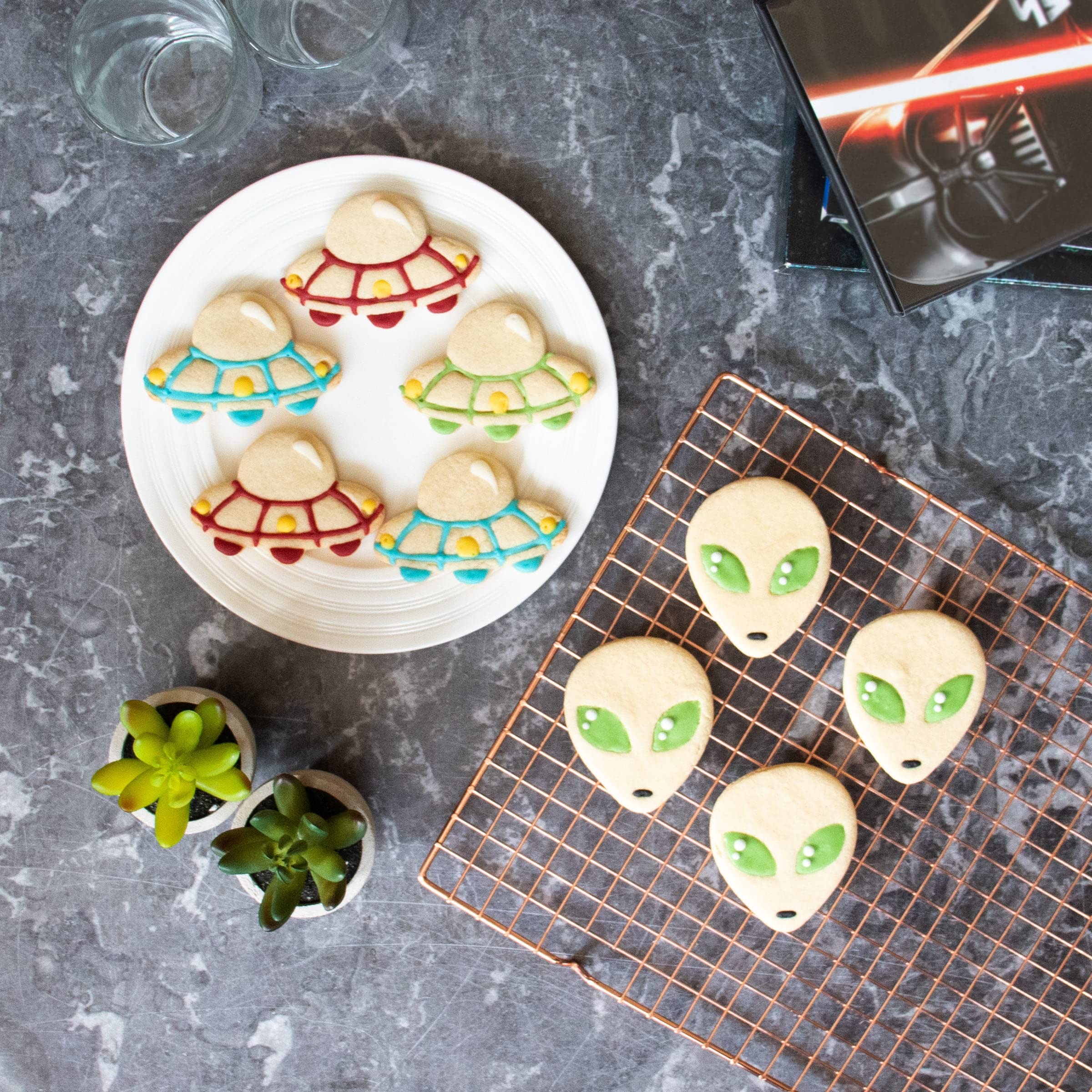 Set Of 2 Alien Themed Cookie Cutteres (Designs: Ufo And Alien), 2 Pieces - Bakerlogy