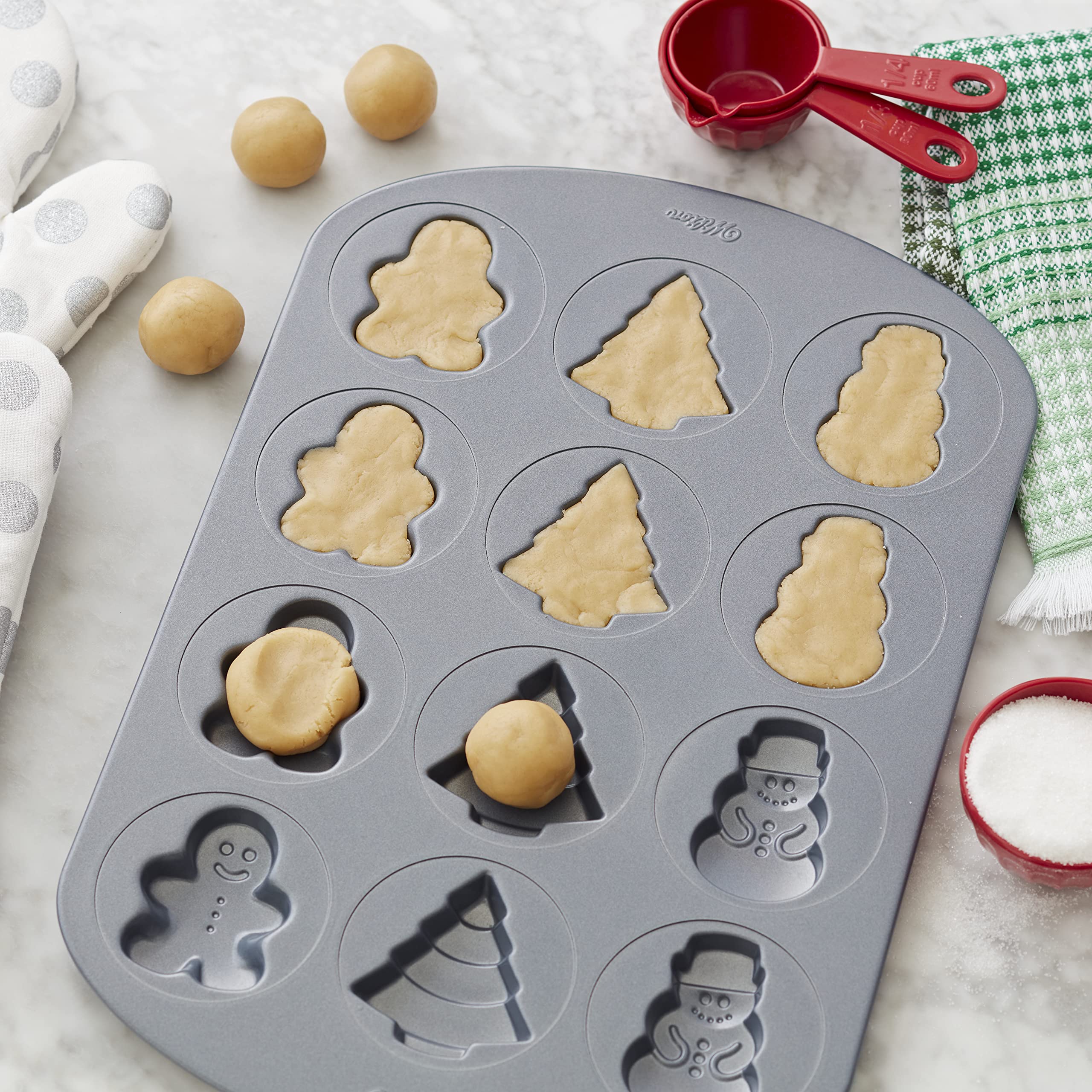Wilton Non-Stick Christmas Cookie Shapes Pan, 12-Cavity (Gingerbread Man, Tree, Snowman)