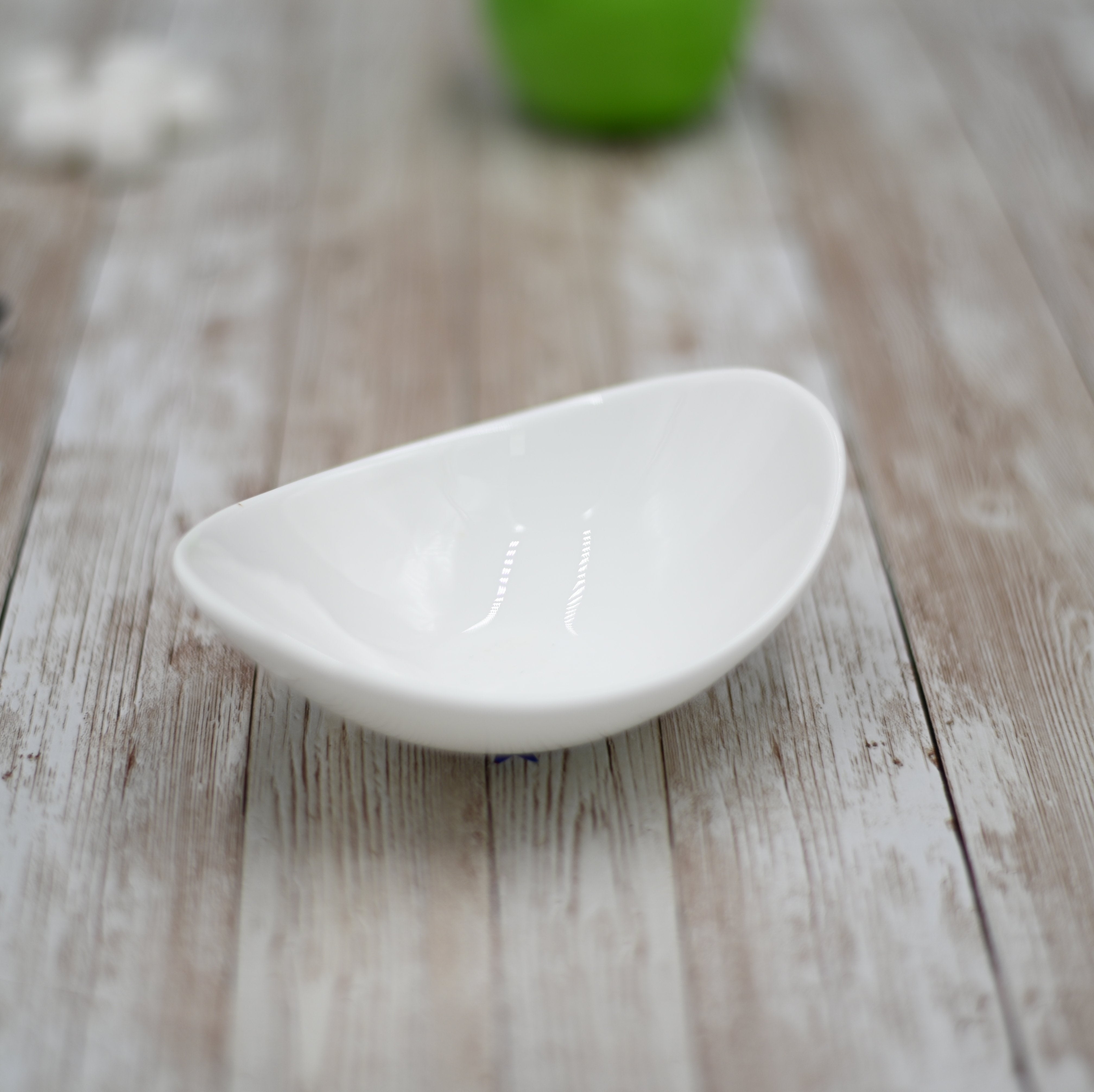 White Sauce Dish 5" inch X 3.5'' X 1.7'' |