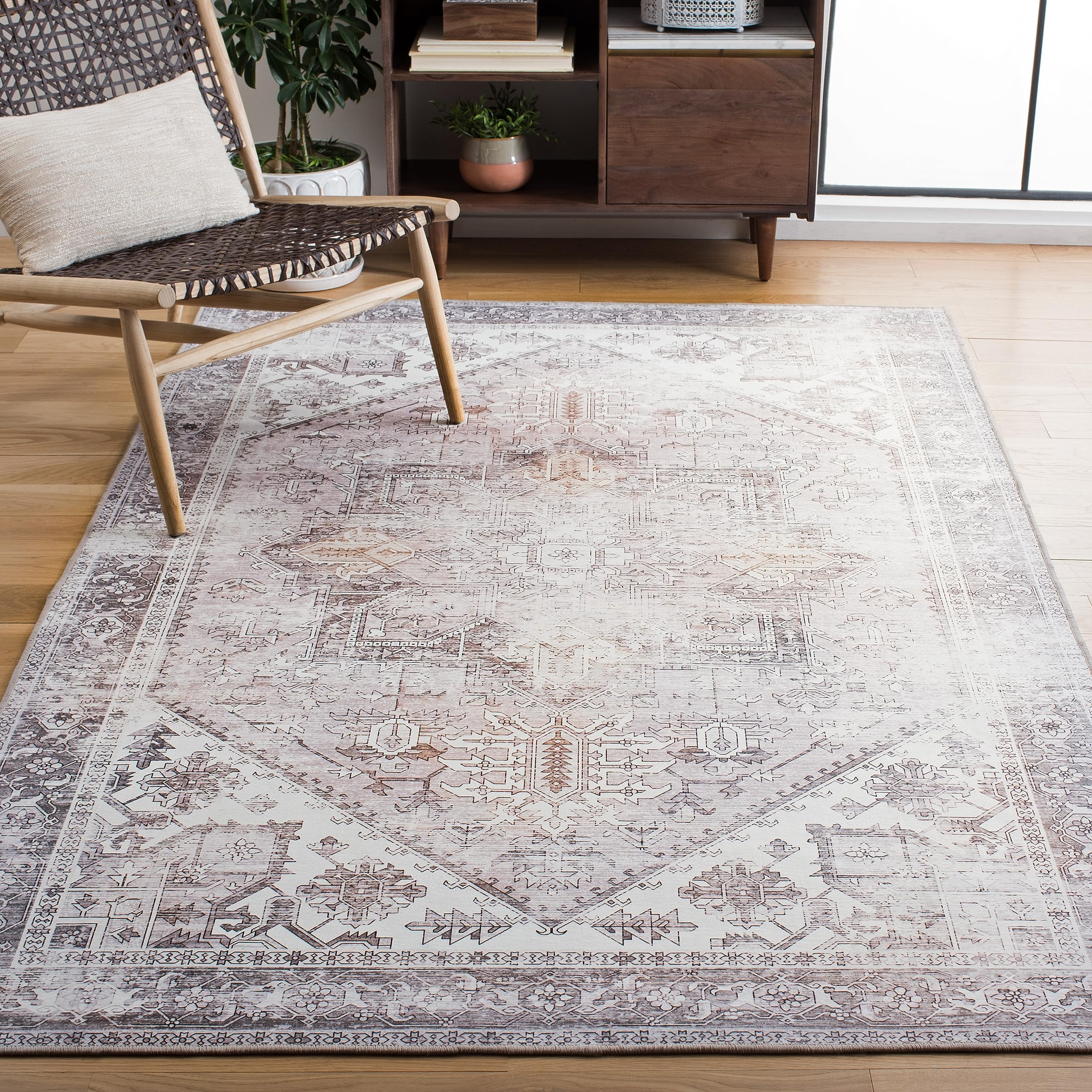 SAFAVIEH Tucson Collection Accent Rug - 4 x 6, Beige & Grey, Persian Design, Non-Shedding Machine Washable & Slip Resistant Id