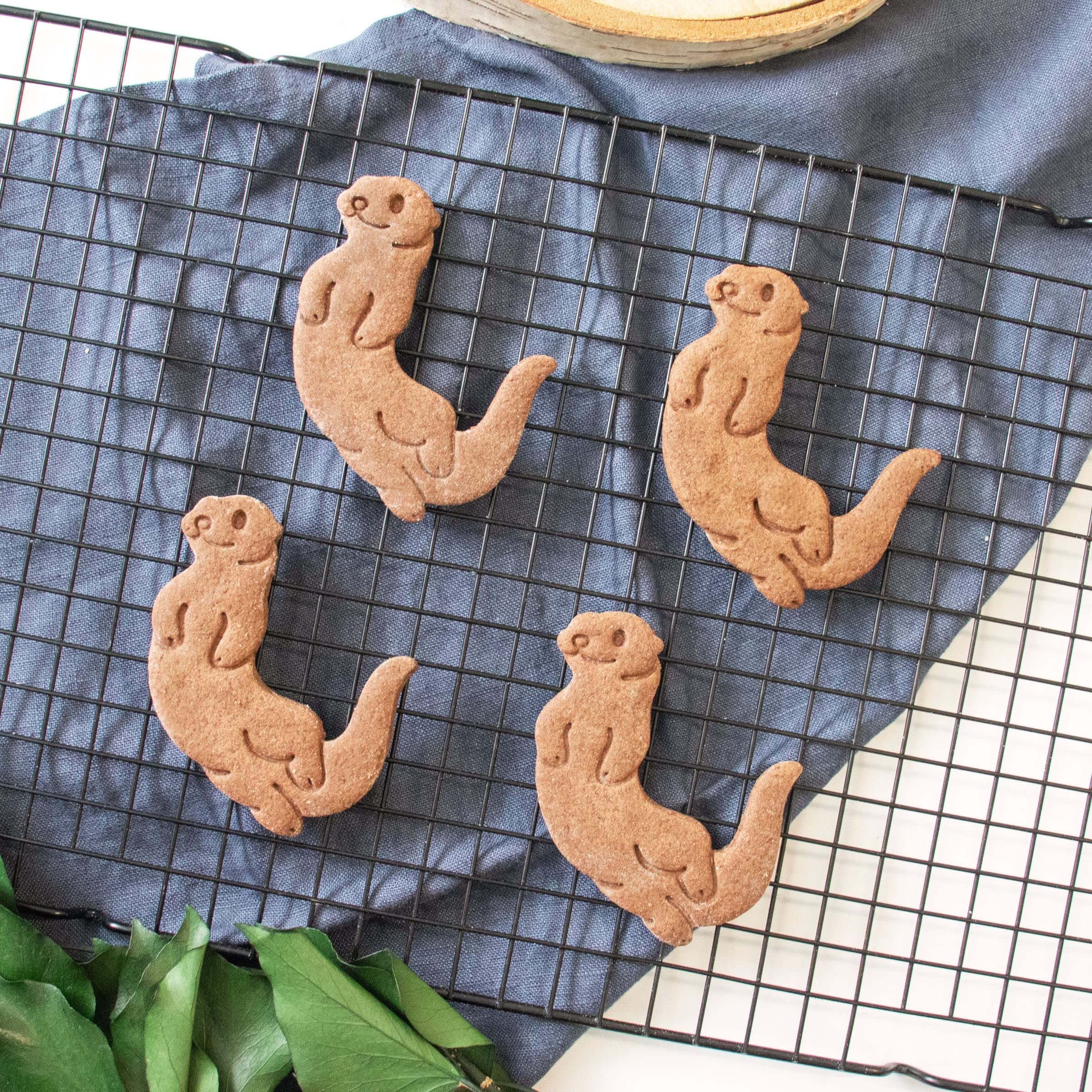 Set Of 2 Otter Cookie Cutters (Design: Swimming Sea Otter And Otter Holding Hands), 2 Pieces - Bakerlogy