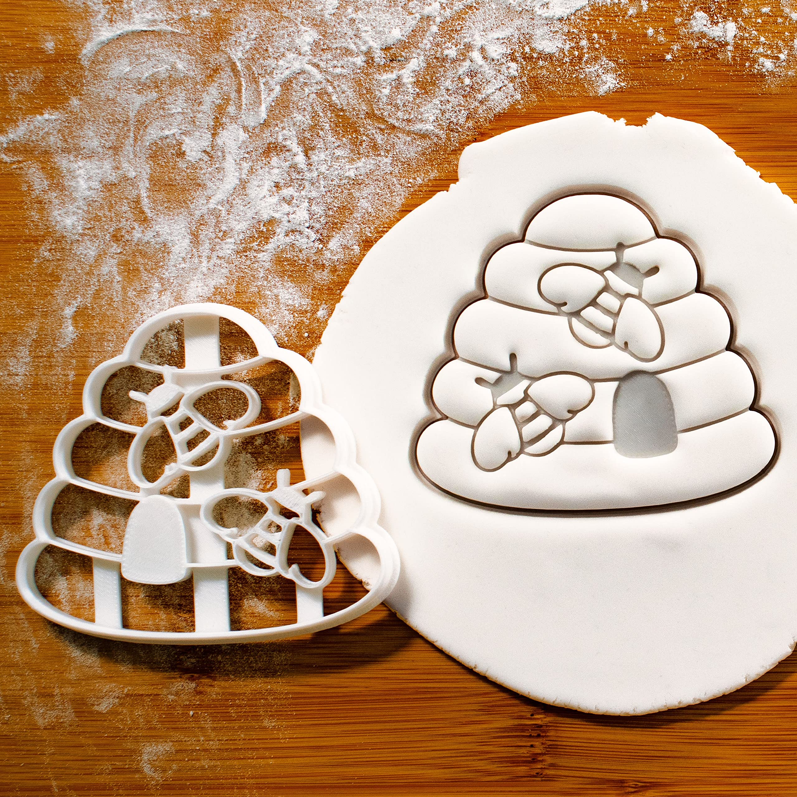 Bee Hive With Bees Cookie Cutter, 1 Piece - Bakerlogy