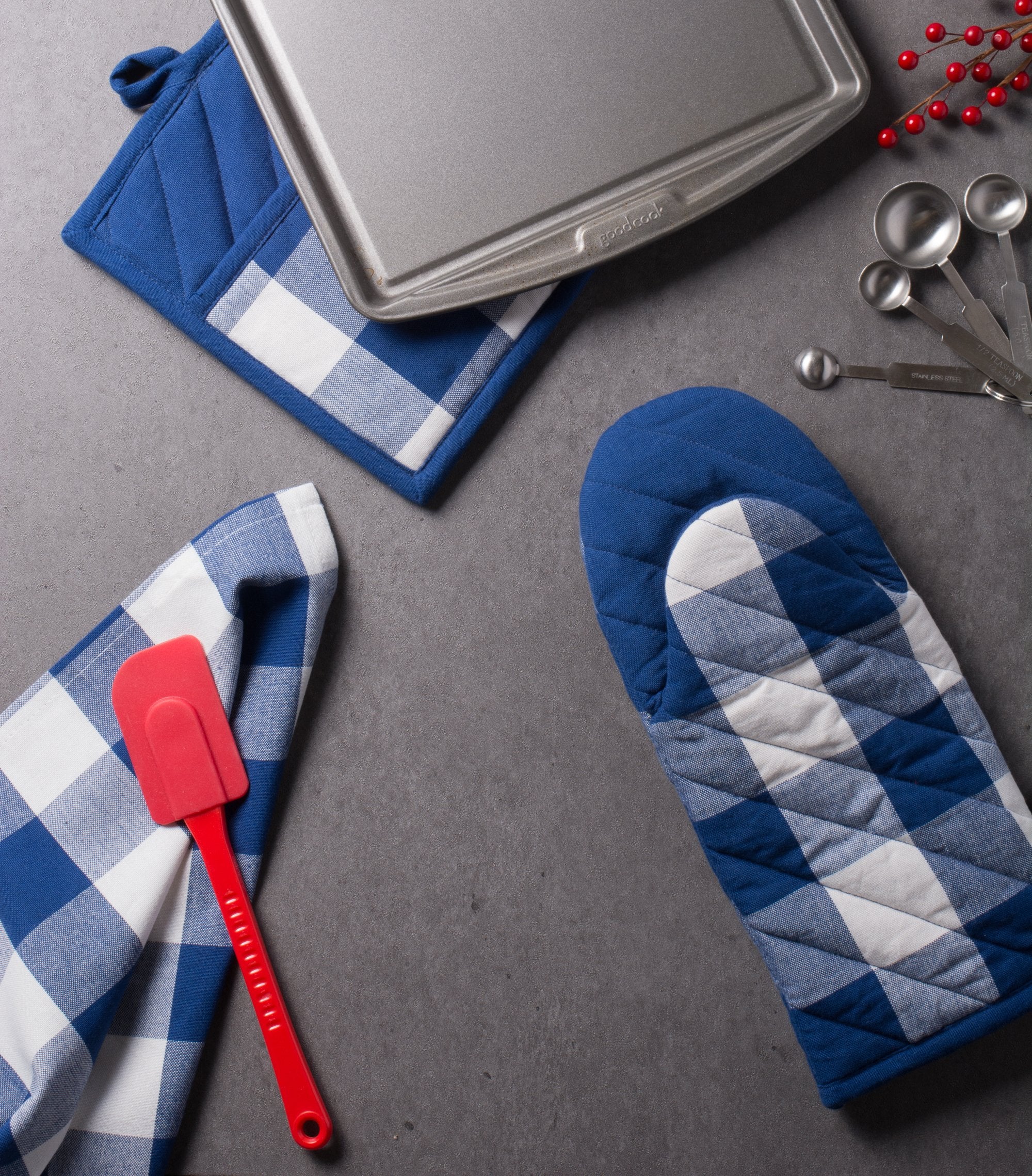 Dii Buffalo Check Kitchen Collection, Classic Farmhouse Kitchen Set, Potholder, Navy & Cream, 2 Piece