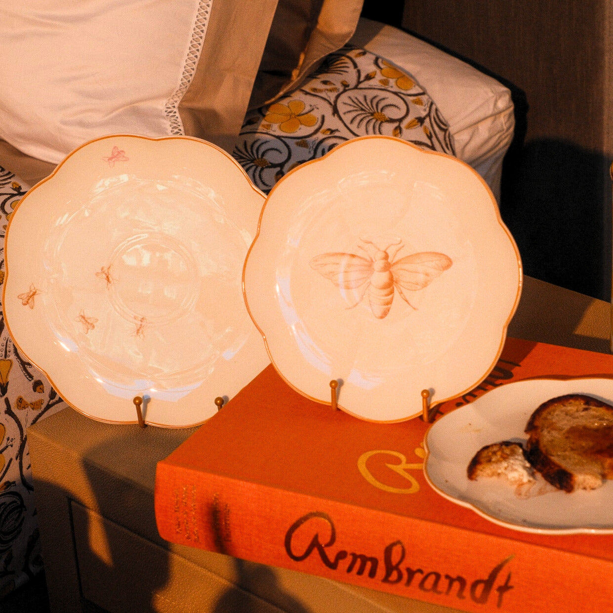 Bumble Voyage Scalloped Dinner Plate - Case of 12 Plates (+3 Bonus Plates)