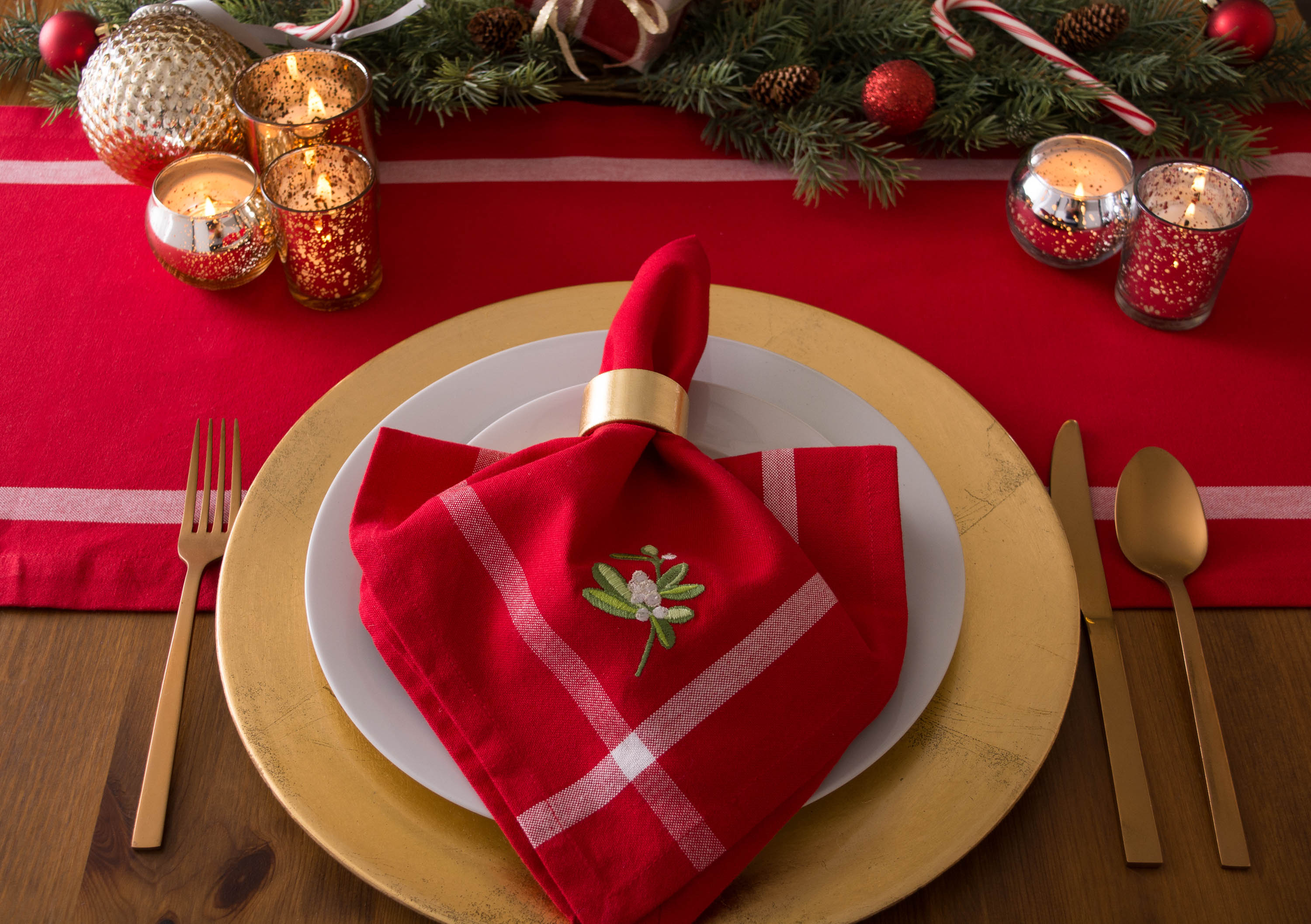 Dii Red Embroidered Mistletoe Corner With Border  Napkin (Set Of 6)
