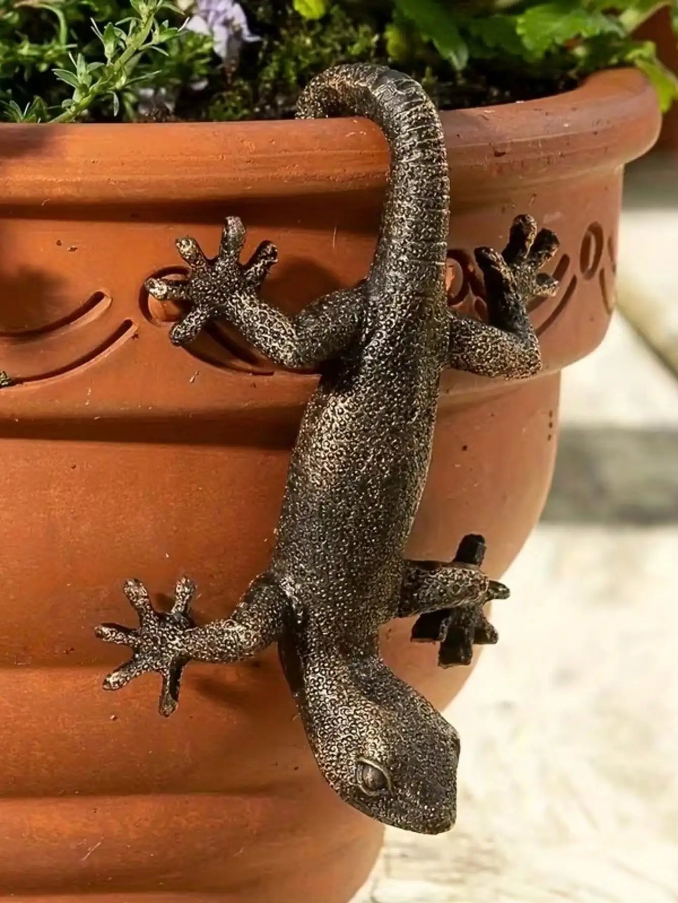 1pc Charming Bronze Gecko Wall Hanging - Resin Animal Statue for Outdoor Spaces, Perfect Holiday Decoration