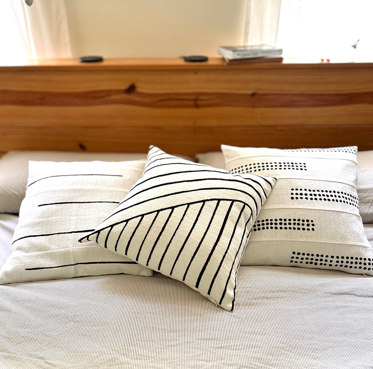 Organic Lines White Sadza Pillow