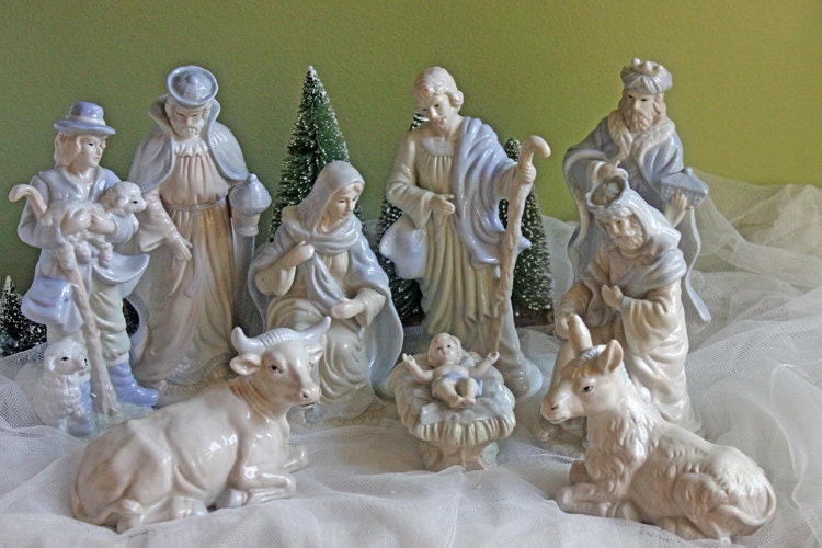 Dept. 56 Christmas Figurine: Illuminated Porcelain Family Tradition Night Light