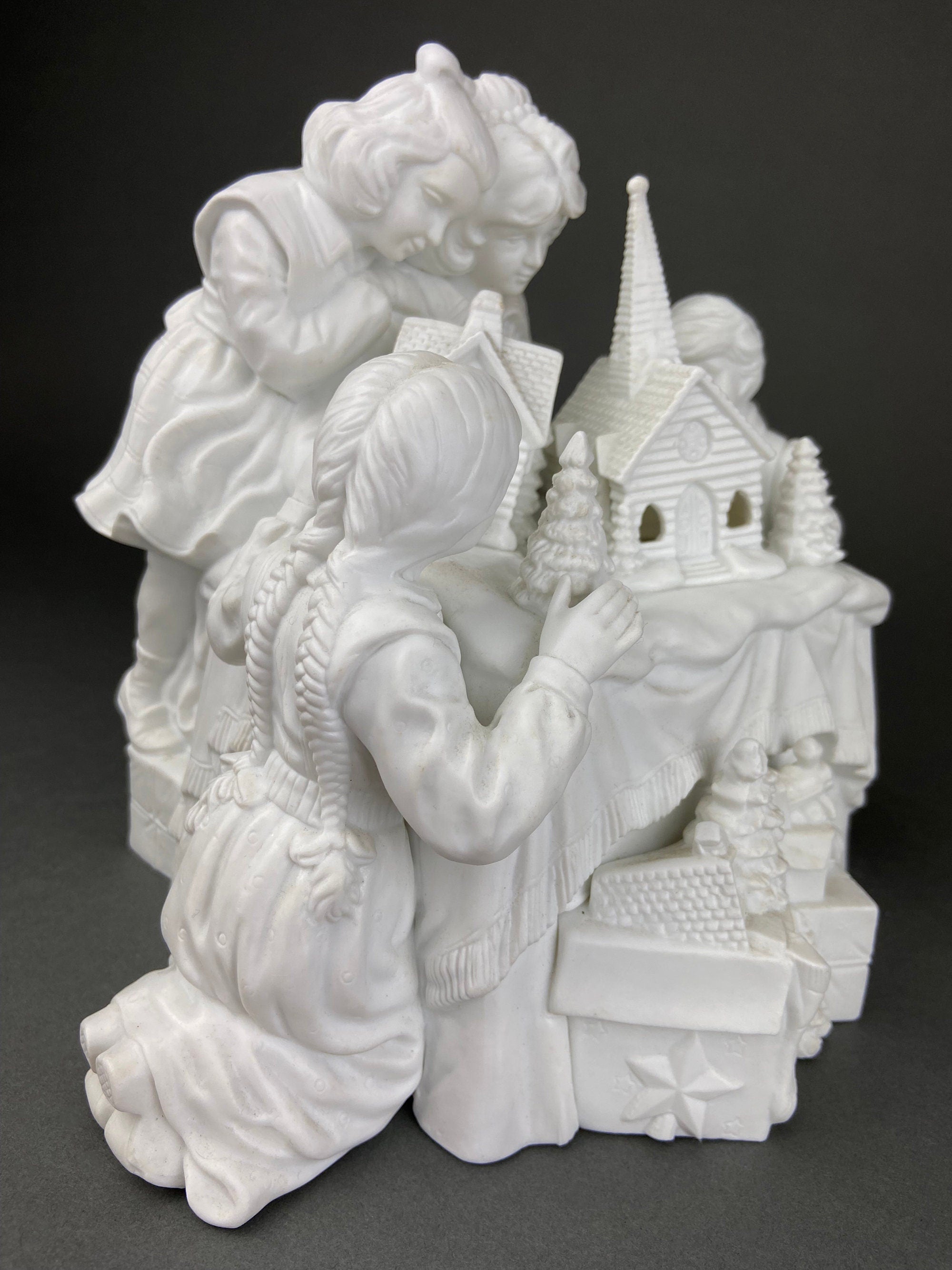 Dept. 56 Christmas Figurine: Illuminated Porcelain Family Tradition Night Light