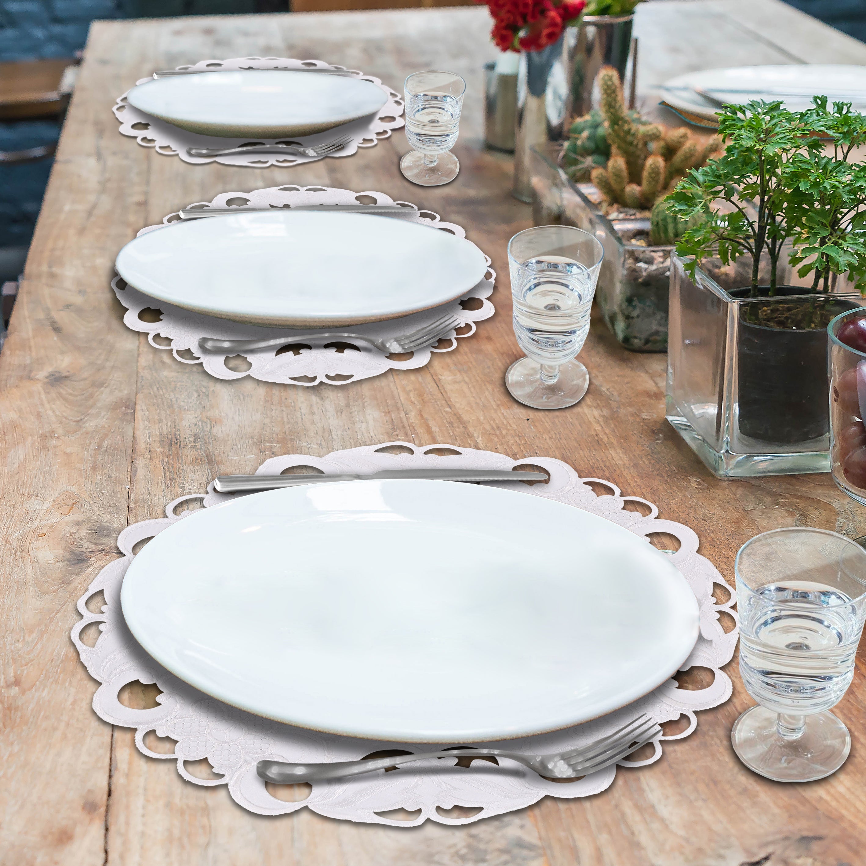 Regal Bloom – Premium Round Doilies, Elegant Decorative Table Decor for Dining and Events 15 inch