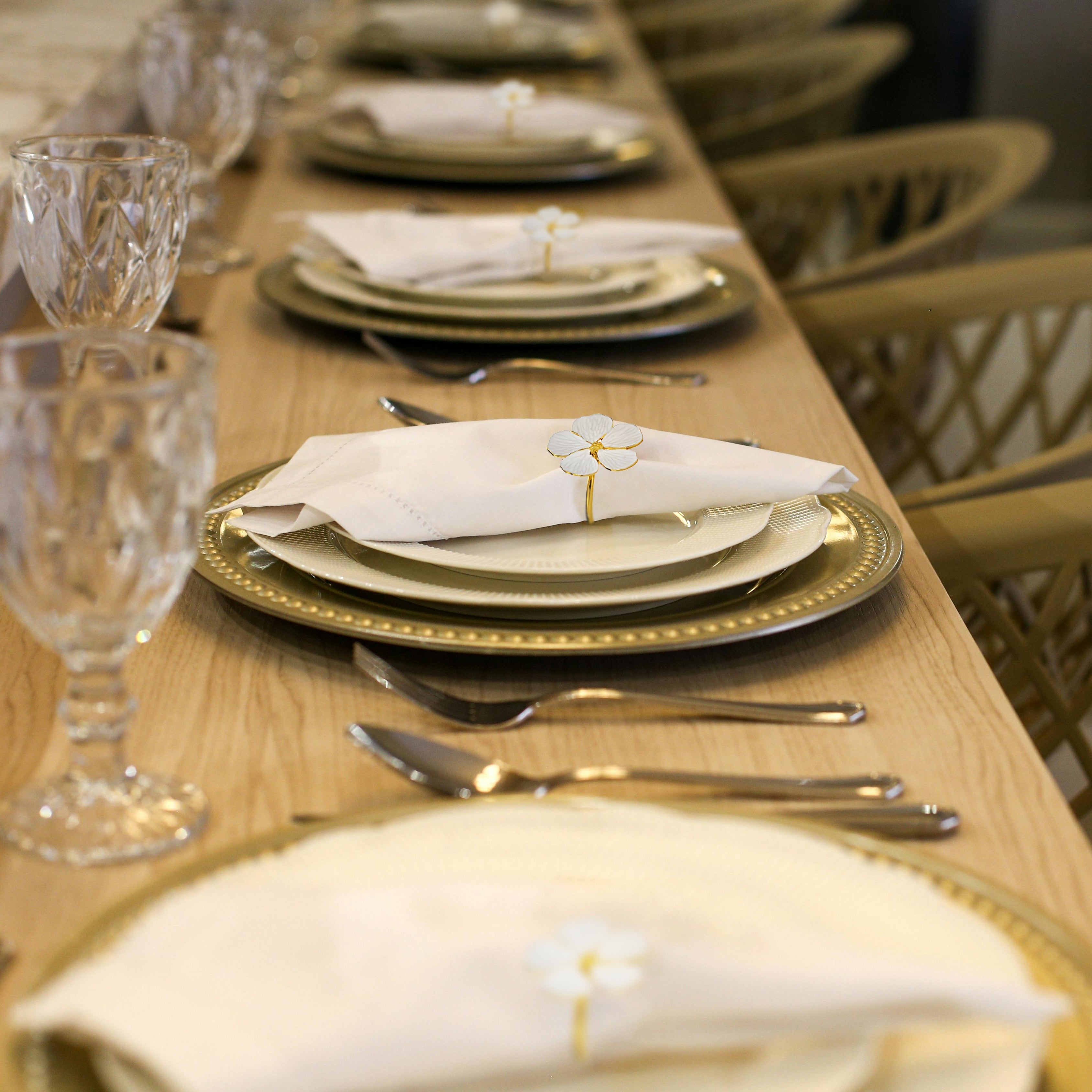 Floral Radiance – Napkin Rings in Gold White Flower Design, Luxurious Decorative Dining Table Décor